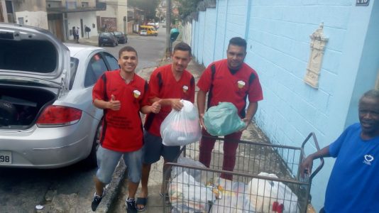 Jogadores do Golo Golo entregam alimentos no Instituto Novo Céu