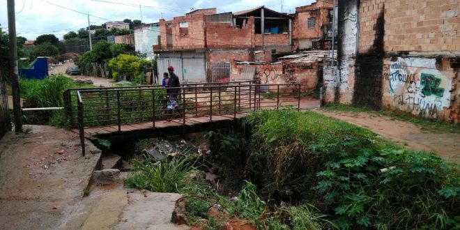 Nível do córrego Muniz aumenta com a chuva e assusta moradores na Vila Sapolândia